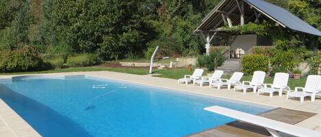 Una piscina al aire libre, una piscina climatizada