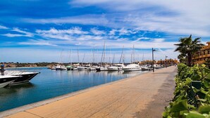 Una marina con barcos amarrados a lo largo de un paseo marítimo.