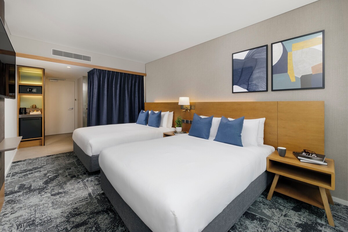Habitación estándar, 2 camas Queen size | Ropa de cama de alta calidad y caja de seguridad en la habitación 