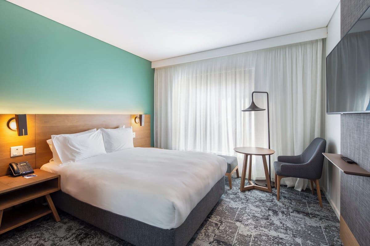 Premium bedding, in-room safe, blackout curtains, soundproofing