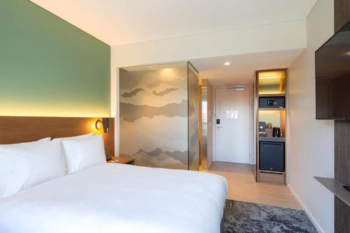 Room, 1 Queen Bed (Gondola View with Free Breakfast) | Premium bedding, in-room safe, blackout curtains, soundproofing