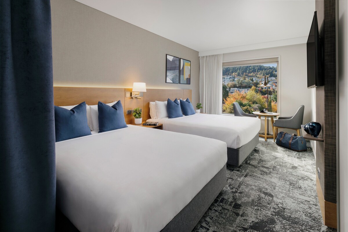 Habitación estándar, 2 camas Queen size, vista a la montaña | Ropa de cama de alta calidad y caja de seguridad en la habitación 