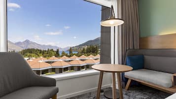 Standard Room, 1 Queen Bed, Mountain View (with Free Breakfast)