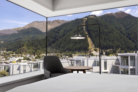 Standard Room, 1 King Bed (Panoramic Window with Free Breakfast) | Premium bedding, in-room safe, blackout drapes, soundproofing. Holiday Inn Express & Suites Queenstown by IHG