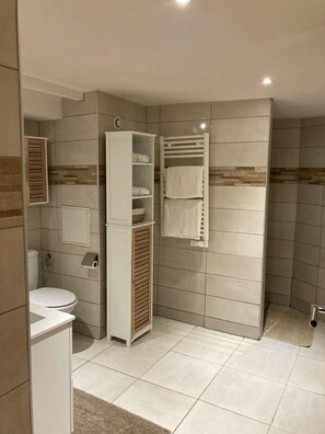 Douche, sèche-cheveux, serviettes fournies