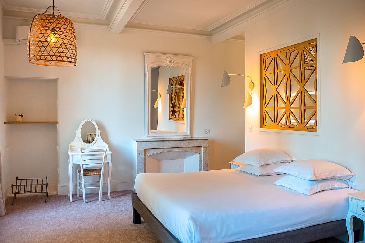 Deluxe Room (Sand)