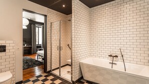 Deluxe Room (Wilde) | Bathroom | Hair dryer, towels, soap, shampoo - Manoir le Roure (Chateauneuf-du-Rhone)