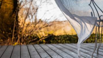 Un gros plan d’un tissu blanc, peut-être une nappe, avec une structure en métal.