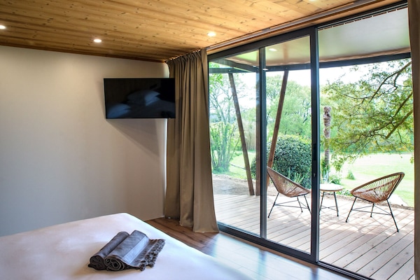 Room | Minibar, in-room safe, individually decorated, individually furnished