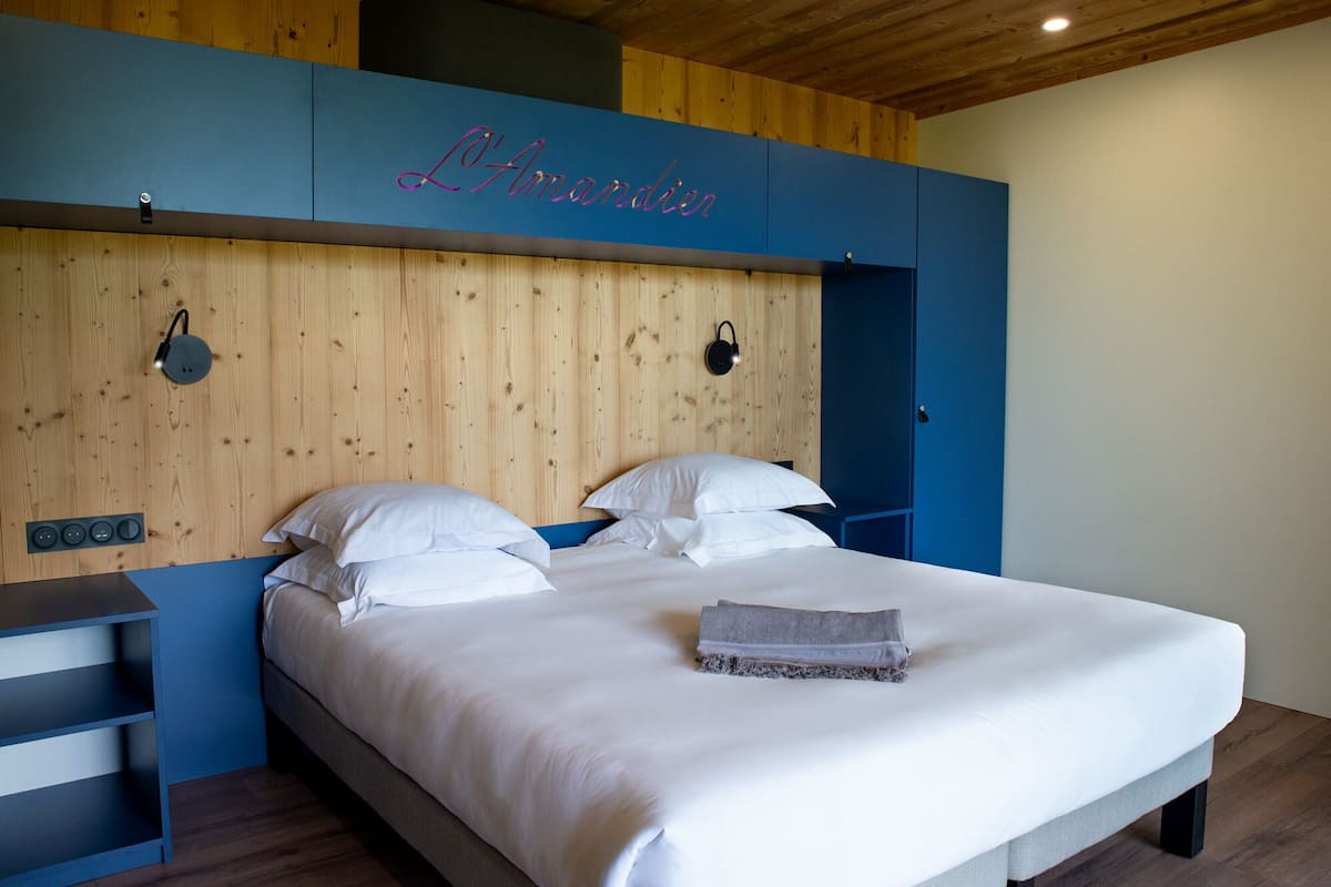 Room | 1 bedroom, minibar, individually decorated, individually furnished