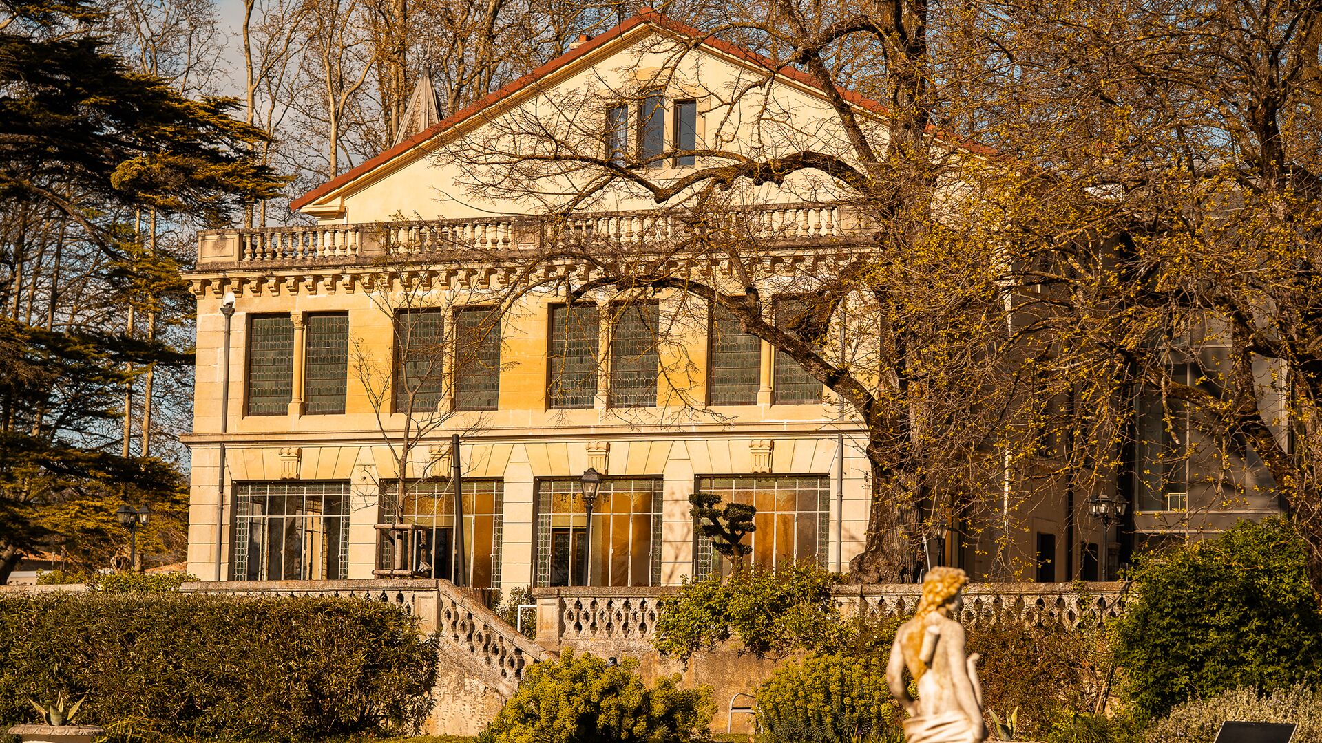 Vista frontal de la propiedad