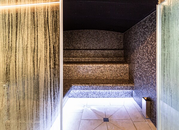 Couples treatment room(s), hot tub, steam room