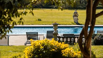 Kauden mukainen ulkouima-allas, aurinkovarjoja, aurinkotuoleja