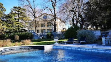 Piscina externa sazonal, guarda-sóis, espreguiçadeiras