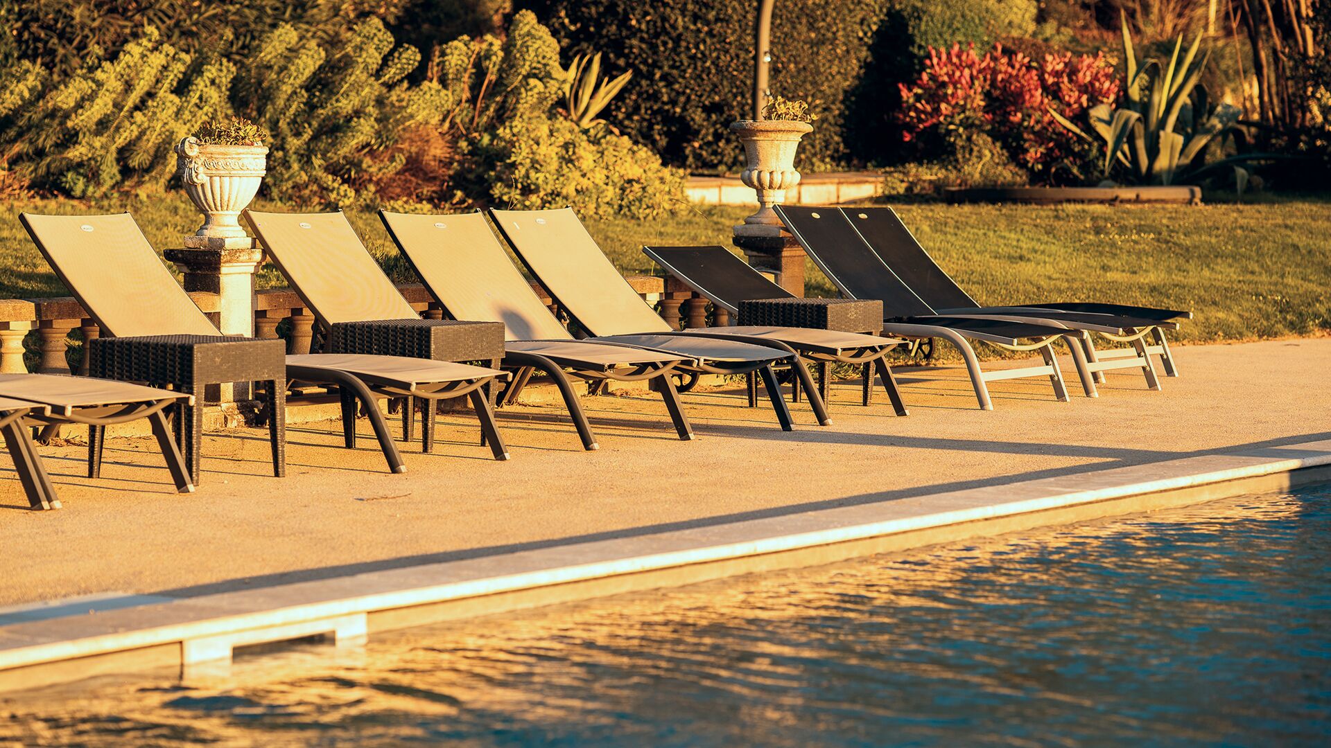 Piscine extérieure (ouverte en saison), parasols de plage