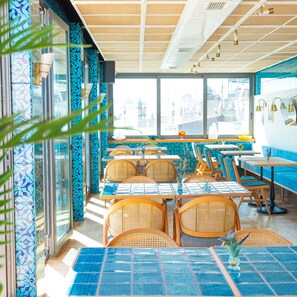 Dinner served, alfresco dining - Galata’s Hotel (Istanbul)