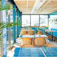 Se sirven cenas, restaurante con mesas al aire libre