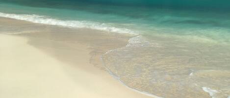 Plage à proximité, chaises longues, serviettes de plage