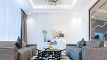 Villa de lujo, 4 habitaciones, alberca privada | Área de sala de estar | Televisión LCD