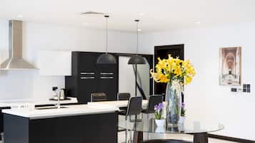 Luxury Villa, 4 Bedrooms, Private Pool | In-room dining
