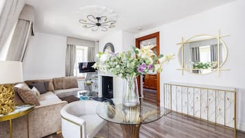 Penthouse, 1 Bedroom | Coin séjour | Télévision LCD de 52 pouces avec chaînes par satellite, télévision