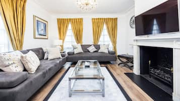 Apartment, 3 Schlafzimmer (2.5 Bathrooms) | Wohnbereich | 52-Zoll-LCD-Fernseher mit Satellitenempfang, Fernseher, Kamin