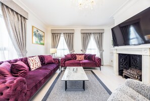 Căn hộ, 3 phòng ngủ (2.5 Bathrooms) | Khu phòng khách | TV LCD 52-inch có truyền hình vệ tinh, TV, lò sưởi 