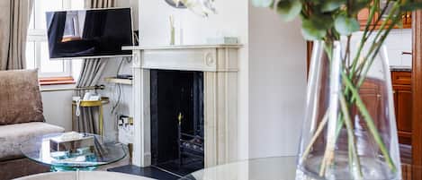 Penthouse, 1 Bedroom | Oppholdsområde | En 52-tommers LCD-TV med Parabol-TV samt TV og peis