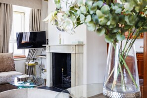 Penthouse, 1 Bedroom | Living area | 52-inch LCD TV with satellite channels, TV, fireplace - Carlton Court - Mayfair (London)