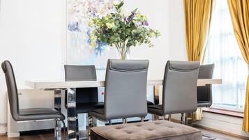 Apartment, 3 Schlafzimmer (2.5 Bathrooms) | Wohnbereich | 52-Zoll-LCD-Fernseher mit Satellitenempfang, Fernseher, Kamin