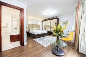 Premium bedding, down duvets, in-room safe, individually decorated - Carlton Court - Mayfair (London)