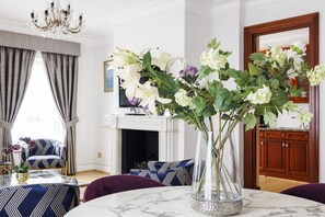 华丽公寓, 2 间卧室 (2 Bathroom, 1 Ensuite) | 起居区 | 52-英寸液晶电视(配备卫星频道)、电视、壁炉