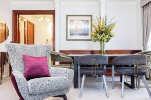 Căn hộ, 3 phòng ngủ (2.5 Bathrooms) | Khu phòng khách | TV LCD 52-inch có truyền hình vệ tinh, TV, lò sưởi 