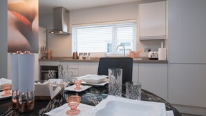 In-room dining - Fred's Flat With Sea View (Brighton)