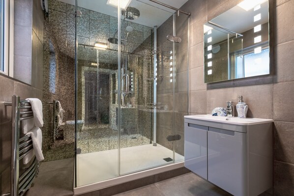 Exclusive Apartment | Bathroom | Shower, hair dryer, towels