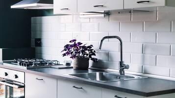 Kühlschrank, Ofen, Herdplatte, Wasserkocher