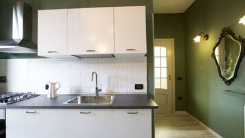 Kühlschrank, Ofen, Herdplatte, Wasserkocher