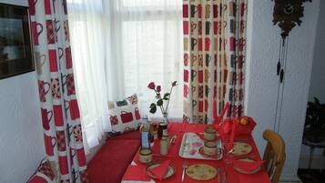 Free daily English breakfast