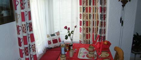 Free daily English breakfast