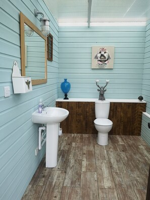 Bathroom - Balloch O'Dee - The Round House (Newton Stewart)