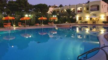 Indoor pool, seasonal outdoor pool, sun loungers