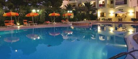 Indoor pool, seasonal outdoor pool, pool loungers