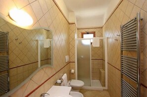 Shower, rainfall showerhead, bidet, towels - Hotel Residence Villa Candida (Vieste)