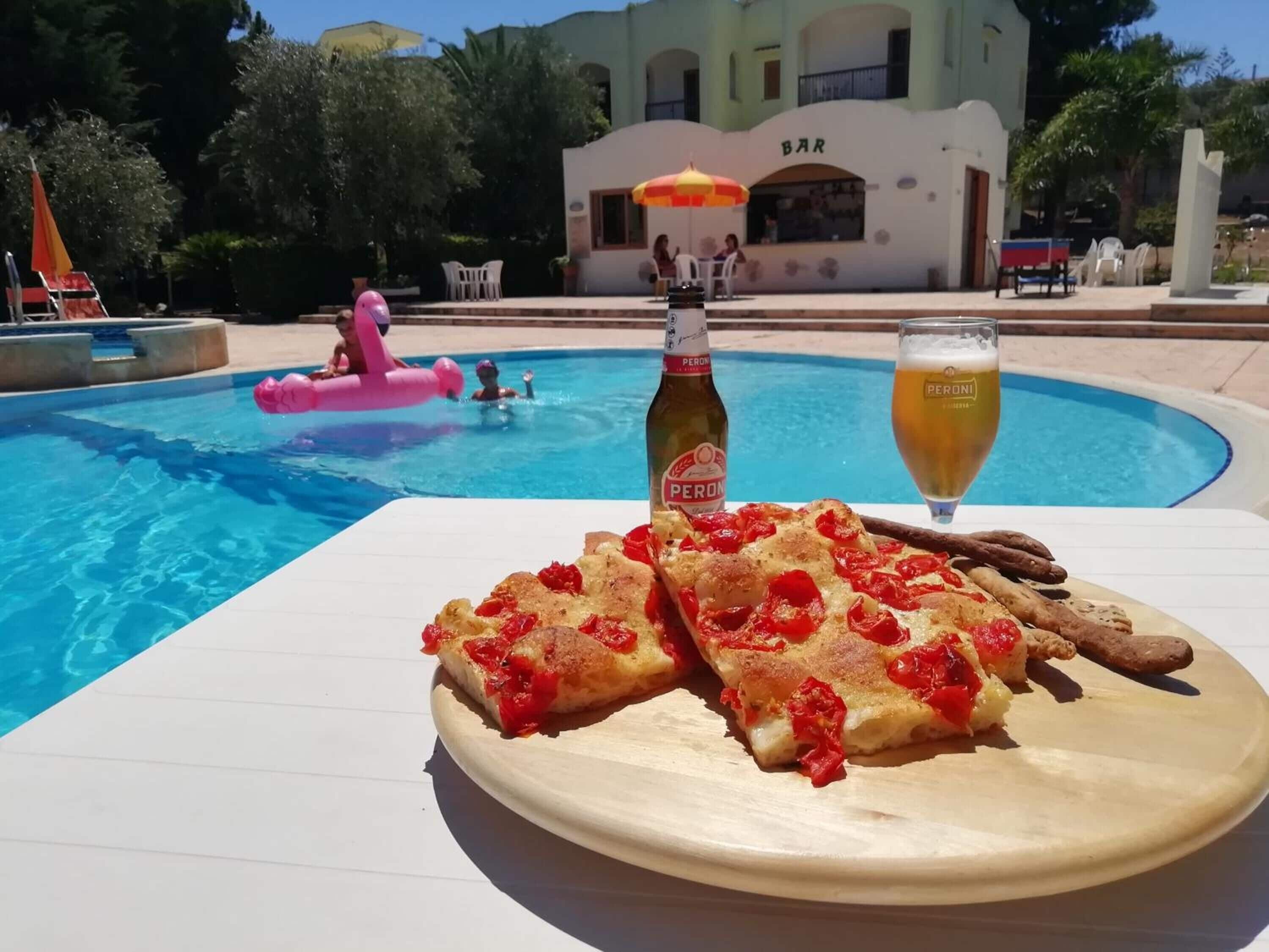 Piscina coberta, piscina a l'aire lliure de temporada i gandules 