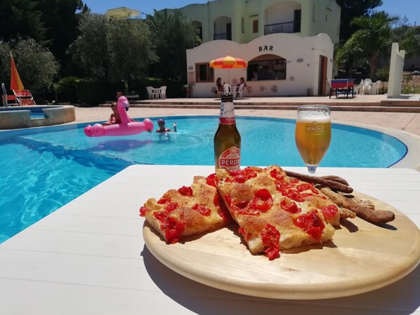 Indoor pool, seasonal outdoor pool, sun loungers - Hotel Residence Villa Candida (Vieste)