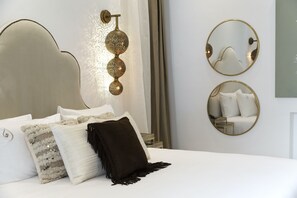 Suíte luxo (Dana) | Cofres nos quartos, individualmente decorados