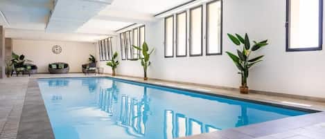 Piscina coberta, piscina climatitzada i gandules