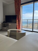 Apartamento, vistas al mar | Zona de estar | Una televisión de pantalla plana