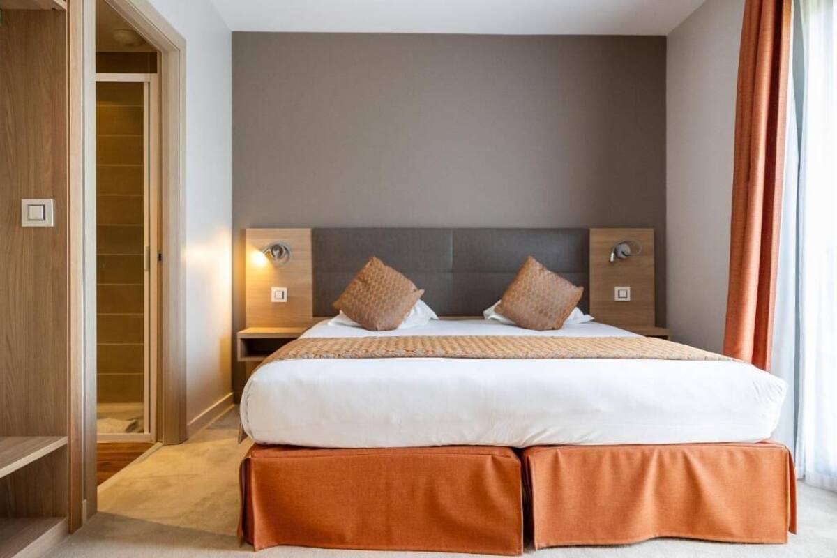 In-room safe, soundproofing, WiFi (free), bed sheets