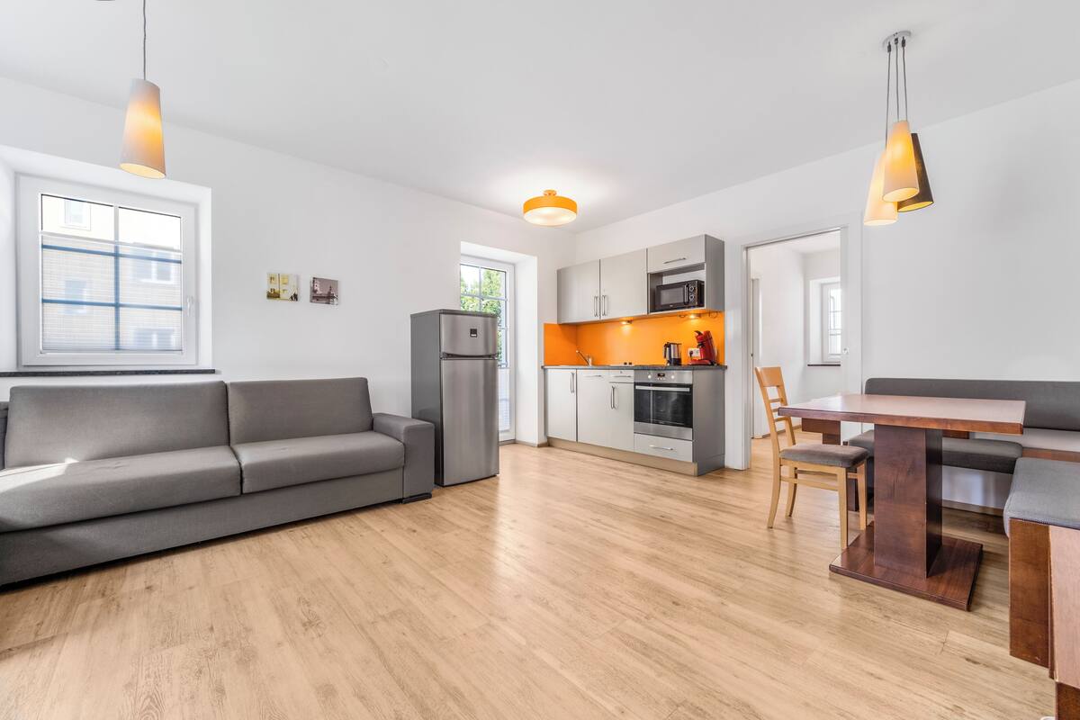 Un apartamento moderno con sala de estar, cocina y comedor.